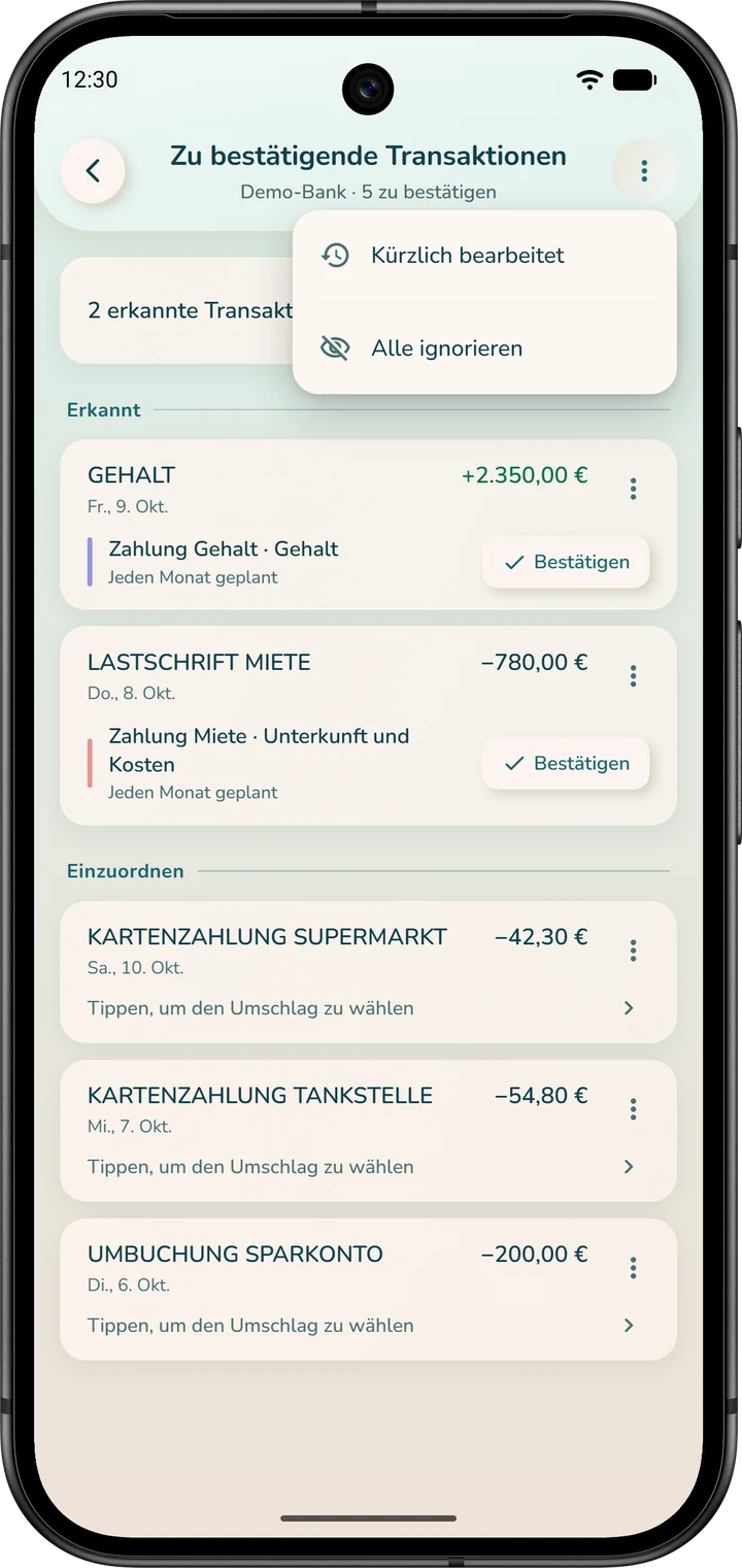 Liste „Zu bestätigende Transaktionen“: die importierten Banktransaktionen, sortiert in erkannte und einzuordnende, und das Seitenmenü mit „Kürzlich bearbeitet“ und „Alle ignorieren“.
