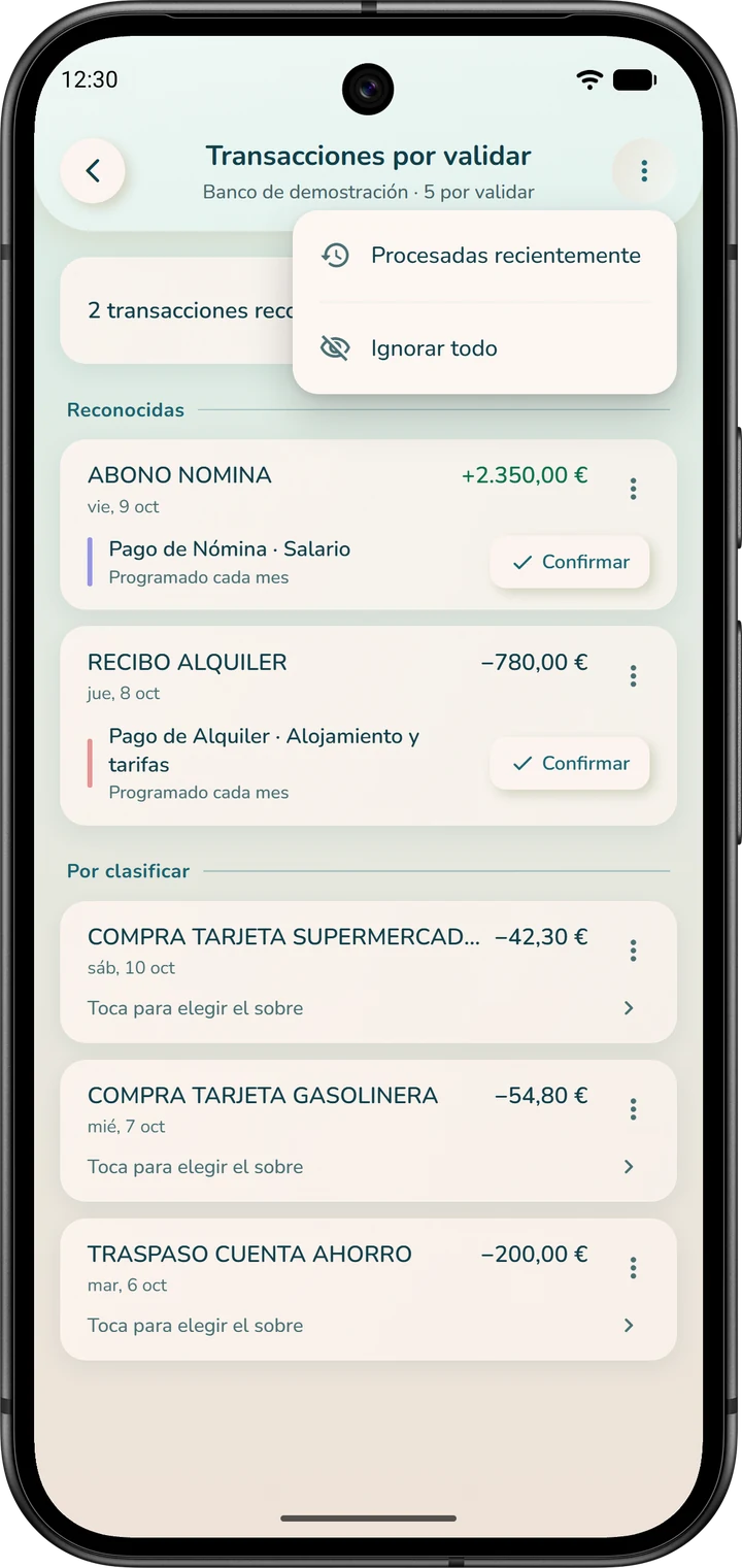 Lista «Transacciones por validar»: las transacciones importadas del banco, agrupadas en reconocidas y por clasificar, y el menú de la página con «Procesadas recientemente» e «Ignorar todo».