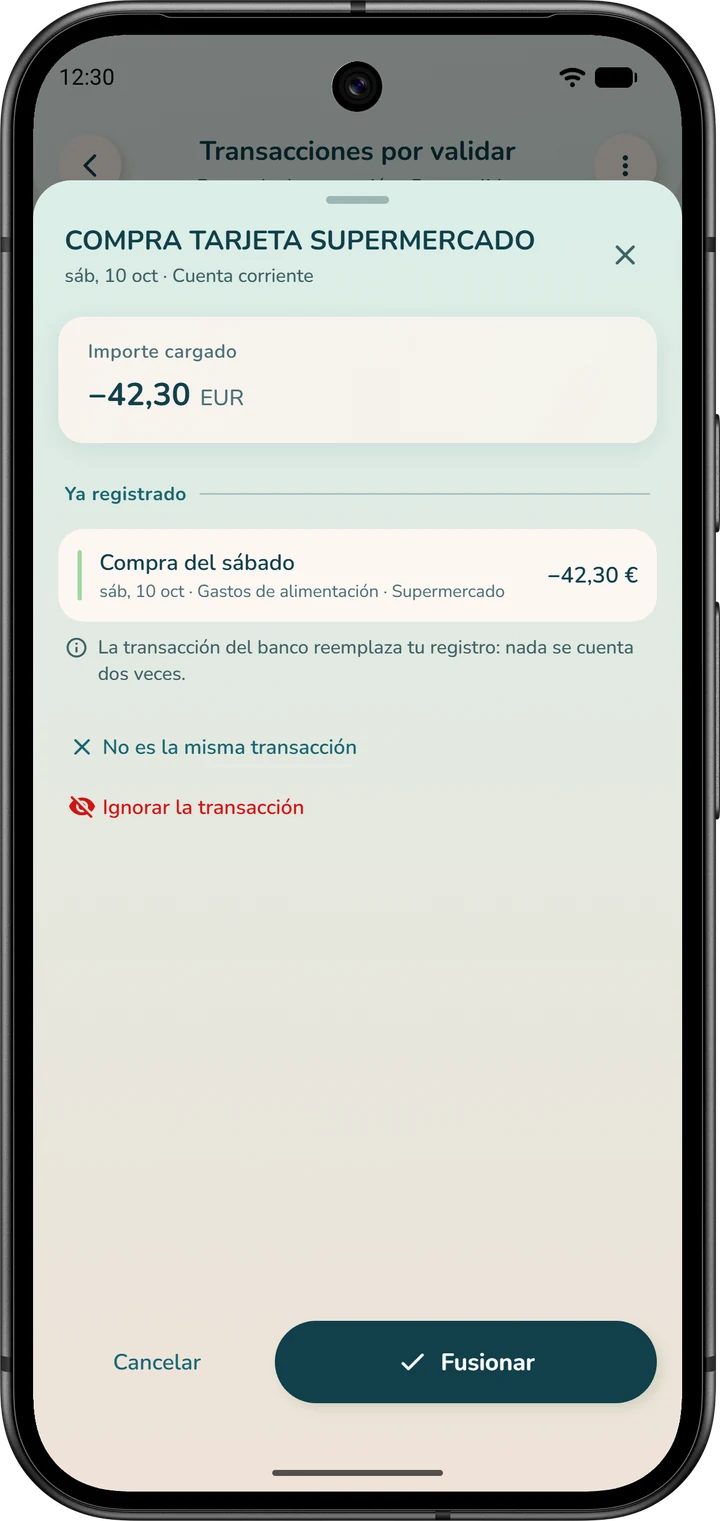 Una transacción bancaria que ya se había introducido a mano: la app propone fusionarla con ese registro.