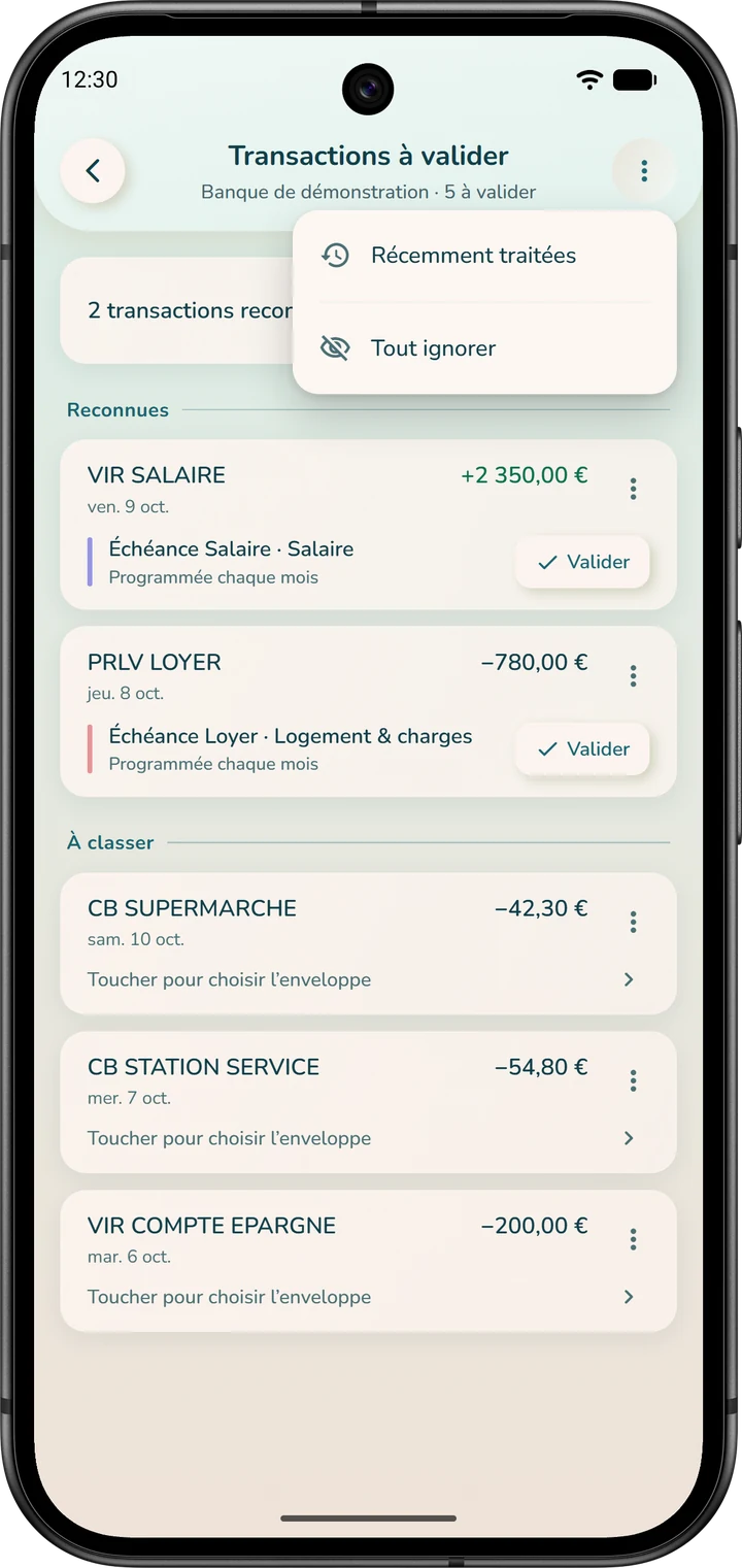 Liste « Transactions à valider » : les opérations importées de la banque, rangées en reconnues et à classer, et le menu de la page avec « Récemment traitées » et « Tout ignorer ».