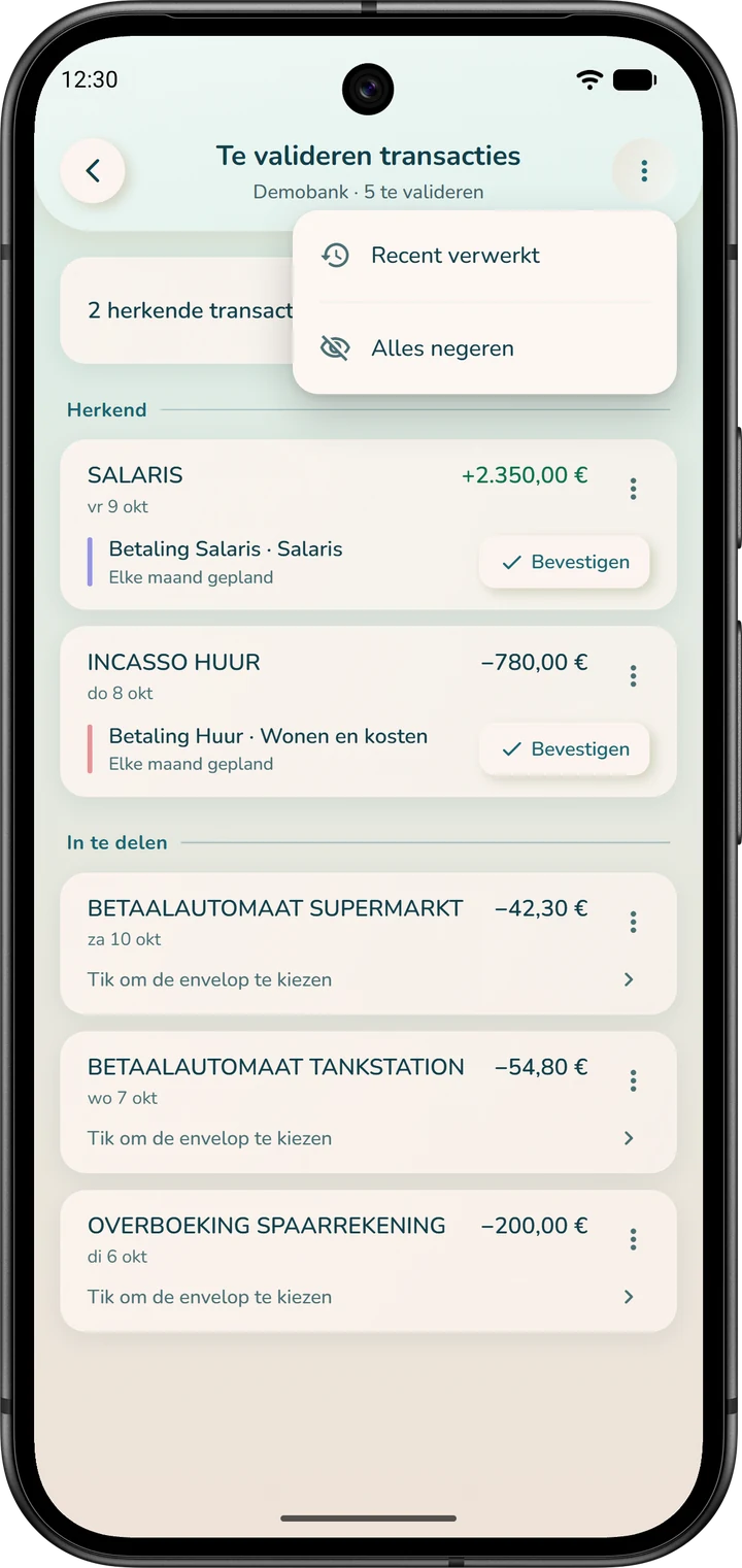De lijst ‘Te valideren transacties’: transacties van de bank, ingedeeld in herkend en in te delen, en het paginamenu met ‘Recent verwerkt’ en ‘Alles negeren’.