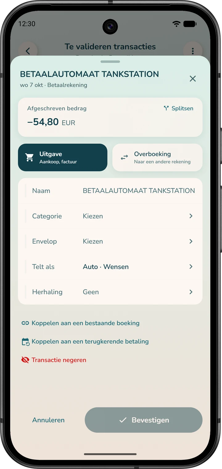 Details van een banktransactie: naam, categorie en envelop om te kiezen, opties om de transactie te koppelen en de knop ‘Bevestigen’.