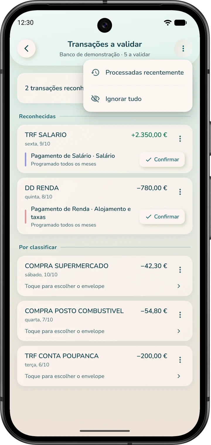 Lista «Transações a validar»: as transações importadas do banco, arrumadas em reconhecidas e por classificar, e o menu da página com «Processadas recentemente» e «Ignorar tudo».